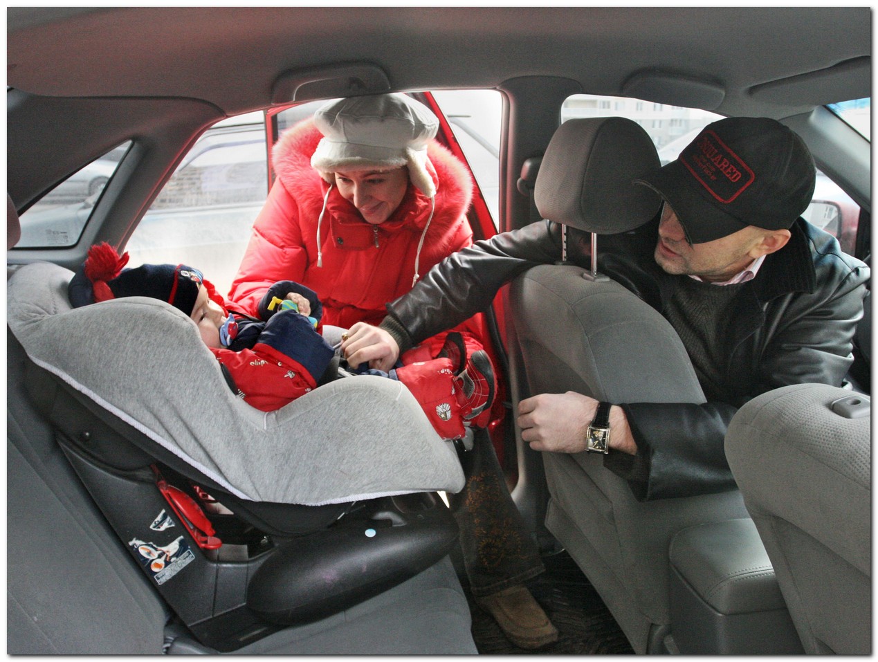 Автокресло ребенок в машине зима