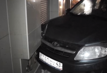 Пьяная автоледи, скрываясь от сотрудников ГИБДД, врезалась в дом