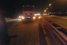 В Кирове Kia Ceed оказался зажат между грузовиком и ограждением