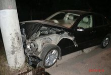 Mercedes столкнулся ночью с машиной и столбом. Водитель сбежал