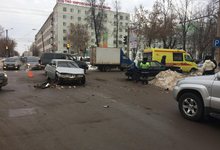 Два молодых водителя не поделили Октябрьский проспект