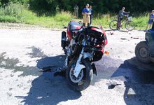 Мотоциклист врезался в выехавшую на дорогу машину