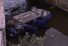 В Арбаже машина с водителем упала с моста