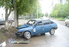 Пьяный лихач на «девятке» едва не снес дерево на Пугачева