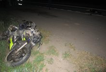 Мотоциклист сбил 2 человек на трассе. Девушка погибла