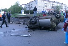 На Октябрьском проспекте «десятка» врезалась в отбойник и перевернулась 