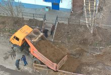 Чтобы достать «КамАЗ» из канавы привлекали автокран