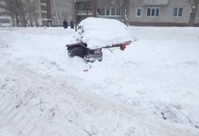 Грейдер убрал снег вместе с машиной