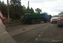 Пробка на Ломоносова: два грузовика перегородили улицу
