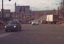 На Ломоносова фургон протаранил Opel