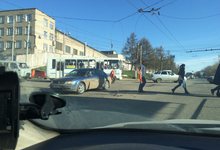 Утром Луганская и Дзержинского встали в пробке
