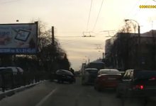 "Hyndai Accent" протаранил ограждение напротив Сельхозакадемии