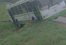 Рейсовый автобус с пассажирами съехал в кювет