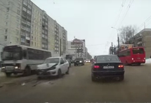 На Воровского Lada вытолкнула микроавтобус на «зебру»
