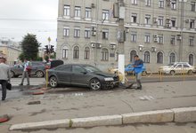 У музея Васнецовых мужчина на Audi сбил ограждения и пешехода