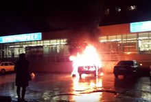 На Московской, на парковке магазина, загорелся автомобиль