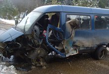 Неуправляемую «ГАЗель» на трассе остановил отбойник