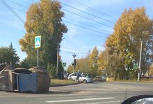 Авария на Дзержинского: один автомобиль перевернут