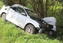 В Кировской области Volkswagen вылетел с дороги в дерево: есть пострадавшие