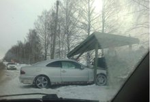 На повороте в Ганино «Мерседес» протаранил остановку