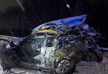 После жуткой аварии с фурой в Кирове в легковушке нашли двух погибших