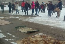 Разбитые дороги в Нововятске устлали коврами