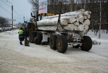 В Кирове у движущегося грузовика разорвало колесо