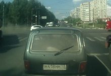 У грузовика в Кирове лопнуло колесо