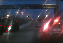 На Луганской у грузовика отпало колесо и покатилось по дороге
