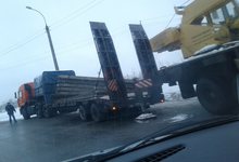 На Советском тракте с прицепа грузовика упали ЖБ плиты