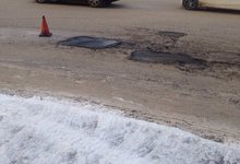 Зимний ремонт: на Красной горке уложили асфальт в снег