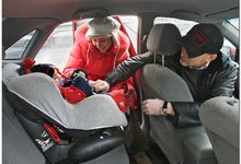 Что безопаснее для ребенка в машине: специальное кресло или альтернативные способы?
