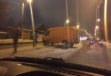 На Луганской разбитый «Мерседес» перегородил часть улицы