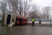 На Мельничной опрокинулся МАЗ с отходами
