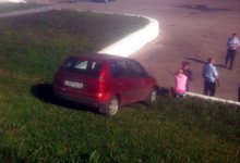 Автоледи в Кирове съехала к вокзалу через тротуар и газон