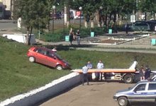 За рулем машины, которая заехала на газон у вокзала, никого не было