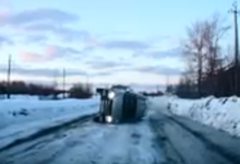 В Кирсе «на ровном месте» опрокинулся автомобиль