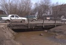 В Нововятске на год ограничили движение транспорта по мосту