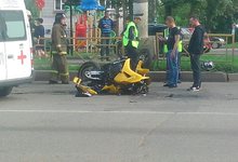 Мотоциклист перелетел через капот машины на Воровского