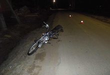 Пьяный мужчина свалился с мопеда