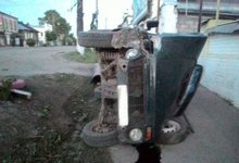 «Нива» врезалась в дерево и свалилась на тротуар