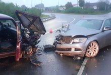 Водитель Mercedes врезался в ограждение и столкнулся с "Нивой" на трассе "Вятка"