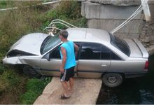 Пьяный водитель на Opel рухнул с моста через реку