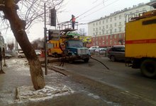 Пробка на Октябрьском проспекте: на дорогу упала опора ЛЭП