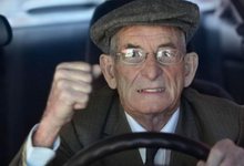 Пенсионеров выделят в автомобильном потоке