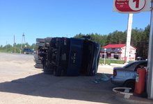 На АЗС фура завалилась на бок