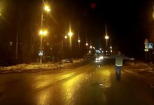 Мужчина попытался остановить машину своим телом [видео]