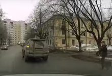 Пьяный пешеход вышел на перекресток на красный сигнал светофора