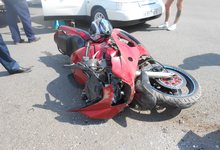 Мотоциклист выехал на перекресток на «красный» и столкнулся с машиной