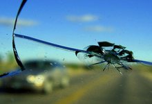 Что делать если камень, вылетевший из под колёс, оставил скол на стекле?